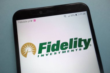Konskie, Polonya - 03 Kasım 2018: Fidelity Investments logo Smartphone cep telefonu ile