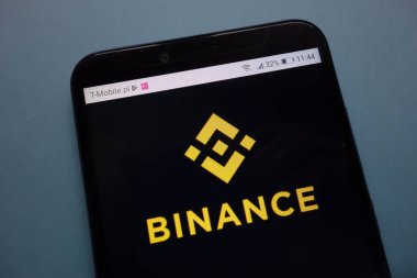 Konskie, Polonya - 03 Kasım 2018: Binance cryptocurrency Döviz logosu Smartphone cep telefonu ile