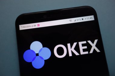 Konskie, Polonya - 03 Kasım 2018: Okex cryptocurrency Döviz logosu Smartphone cep telefonu ile