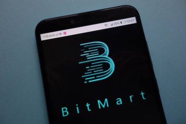 Konskie, Polonya - 03 Kasım 2018: Bitmart cryptocurrency Döviz logosu Smartphone cep telefonu ile