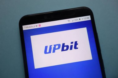 Konskie, Polonya - 03 Kasım 2018: Upbit cryptocurrency Döviz logosu Smartphone cep telefonu ile