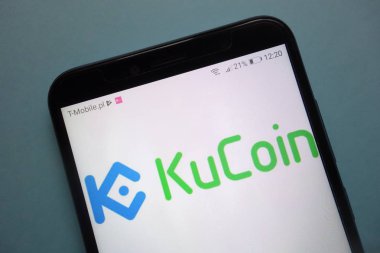 Konskie, Polonya - 03 Kasım 2018: Kucoin cryptocurrency Döviz logosu Smartphone cep telefonu ile