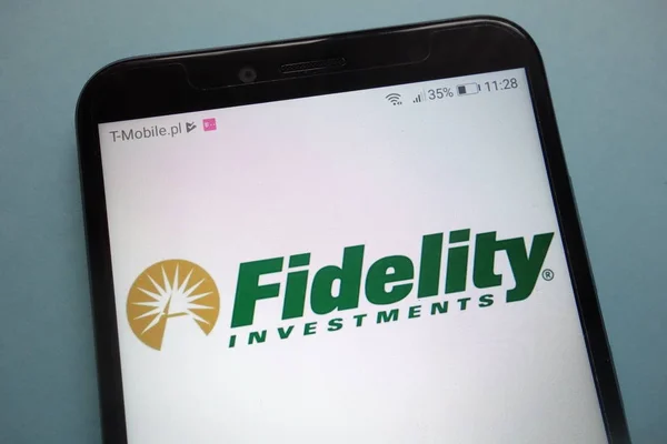 Konskie Lengyelország November 2018 Fidelity Investments Logó Smartphone — Stock Fotó