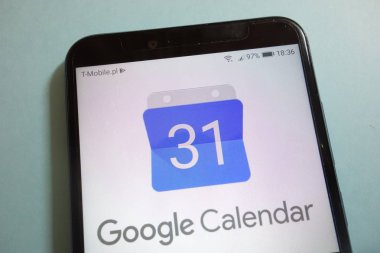 Konskie, Polonya - 10 Kasım 2018: Google Takvim logo Smartphone cep telefonu ile