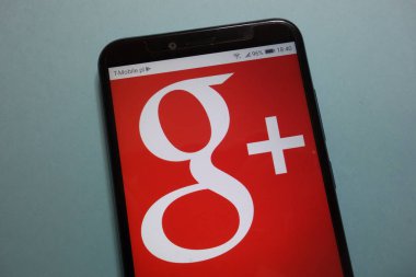 Konskie, Polonya - 10 Kasım 2018: Google + logo Smartphone cep telefonu ile