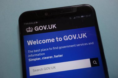 Konskie, Polonya - 10 Kasım 2018: smartphone üzerinde görüntülenen İngiltere'de hükümet (gov.uk) resmi web sitesi