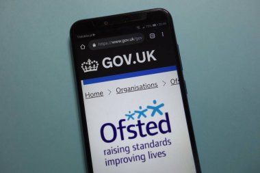 Konskie, Polonya - 10 Kasım 2018: Ofsted (Office standartları eğitim, Çocuk Hizmetleri ve becerileri için) logo resmi web sitesinde smartphone üzerinde görüntülenen İngiltere'de hükümet (gov.uk)