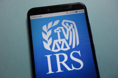 Konskie, Polonya - 10 Kasım 2018: smartphone üzerinde görüntülenen IRS (Internal Revenue Service) logo