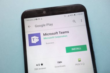 Konskie, Polonya - 12 Kasım 2018: Microsoft Teams app smartphone üzerinde görüntülenen Google oyun web sitesinde
