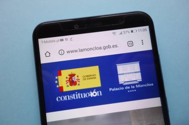 Konskie, Polonya - 12 Kasım 2018: smartphone üzerinde görüntülenen İspanya Hükümeti Web sitesi