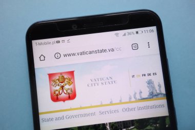 Konskie, Polonya - 12 Kasım 2018: smartphone üzerinde görüntülenen Vatikan Devlet web sitesi