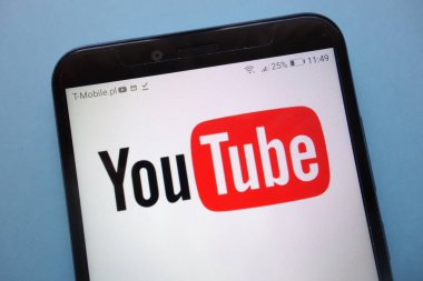 Konskie, Polonya - 12 Kasım 2018: smartphone üzerinde görüntülenen Youtube logosu