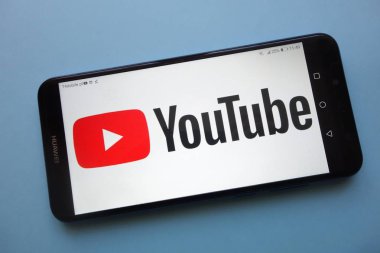 Konskie, Polonya - 12 Kasım 2018: smartphone üzerinde görüntülenen Youtube logosu