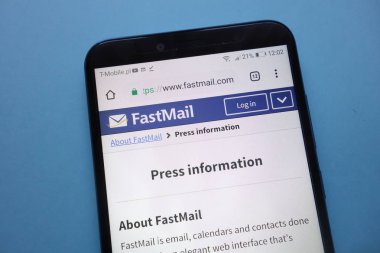 Konskie, Polonya - 12 Kasım 2018: smartphone üzerinde görüntülenen Fastmail Web sitesi