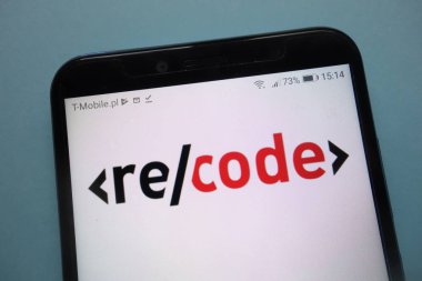 Konskie, Polonya - 12 Kasım 2018: smartphone üzerinde görüntülenen Recode logosu