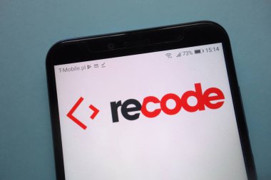 Konskie, Polonya - 12 Kasım 2018: smartphone üzerinde görüntülenen Recode logosu