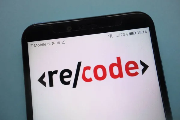 Konskie, poland - 12. November 2018: Recode-Logo auf Smartphone angezeigt — Stockbild Konskie Poland November 2018 Recode Logo Auf Smartphone Angezeigt — Stockfoto