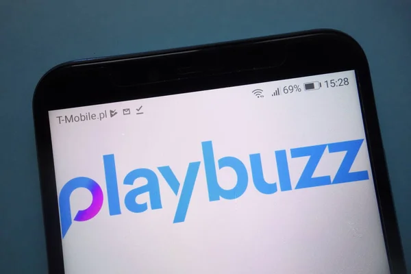 Konskie, poland - 12. November 2018: playbuzz-Logo auf dem Smartphone — Stockbild Konskie Poland November 2018 Playbuzz Logo Auf Dem Smartphone — Stockfoto