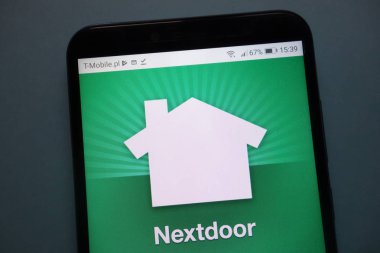 Konskie, Polonya - 12 Kasım 2018: smartphone üzerinde görüntülenen Nextdoor logosu