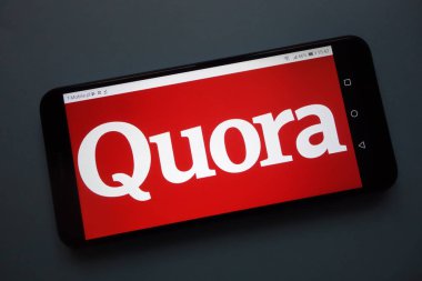 Konskie, Polonya - 12 Kasım 2018: smartphone üzerinde görüntülenen Quora logosu
