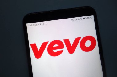 Konskie, Polonya - 12 Kasım 2018: smartphone üzerinde görüntülenen Vevo logosu