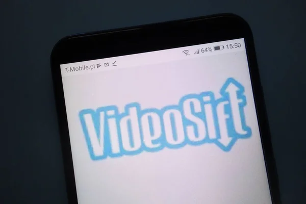 Konskie ポーランド 2018 Videosift のロゴをスマート フォンで表示 — ストック写真