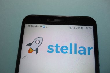 Konskie, Polonya - 17 Kasım 2018: smartphone üzerinde görüntülenen yıldız (Xlm) cryptocurrency logosu