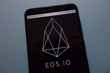 Konskie, Polonya - 17 Kasım 2018: smartphone üzerinde görüntülenen Eos cryptocurrency logosu