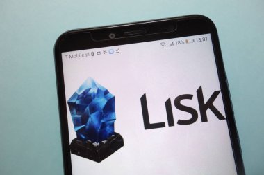 Konskie, Polonya - 17 Kasım 2018: smartphone üzerinde görüntülenen Lisk (Lsk) cryptocurrency logosu