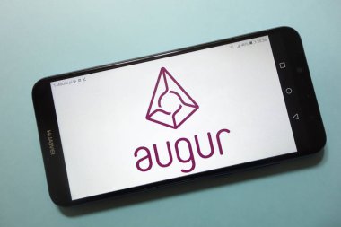 Konskie, Polonya - 17 Kasım 2018: smartphone üzerinde görüntülenen Augur (Rep) cryptocurrency logosu
