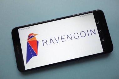 Konskie, Polonya - 18 Kasım 2018: smartphone üzerinde görüntülenen Ravencoin (Rvn) cryptocurrency logosu