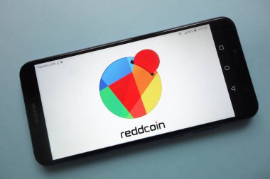 Konskie, Polonya - 18 Kasım 2018: smartphone üzerinde görüntülenen Reddcoin (Rdd) cryptocurrency logosu