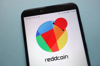 Konskie, Polonya - 18 Kasım 2018: smartphone üzerinde görüntülenen Reddcoin (Rdd) cryptocurrency logosu