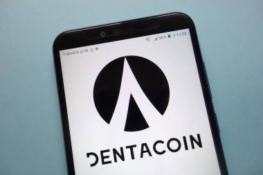 Konskie, Polonya - 18 Kasım 2018: smartphone üzerinde görüntülenen Dentacoin (Dcn) cryptocurrency logosu