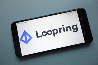 Konskie, Polonya - 18 Kasım 2018: smartphone üzerinde görüntülenen Loopring (Lrc) cryptocurrency logosu