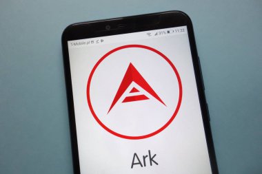 Konskie, Polonya - 18 Kasım 2018: smartphone üzerinde görüntülenen Ark cryptocurrency logosu