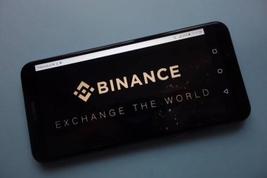 Konskie, Polonya - 18 Kasım 2018: smartphone üzerinde görüntülenen Binance cryptocurrency Döviz logosu