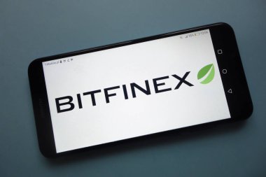 Konskie, Polonya - 18 Kasım 2018: smartphone üzerinde görüntülenen Bitfinex cryptocurrency Döviz logosu