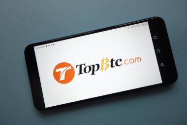 Konskie, Polonya - 18 Kasım 2018: smartphone üzerinde görüntülenen Topbtc.com cryptocurrency Döviz logosu