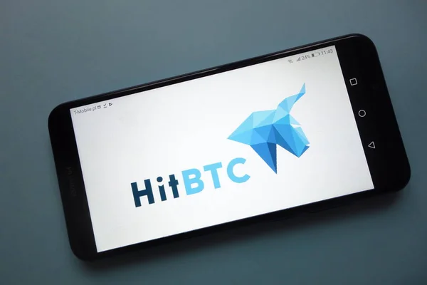 Konskie, poland - 18. November 2018: hitbtc Kryptowährungsbörse Logo auf dem Smartphone angezeigt — Stockbild Konskie Poland November 2018 Hitbtc Kryptowährungsbörse Logo Auf Dem Smartphone — Stockfoto