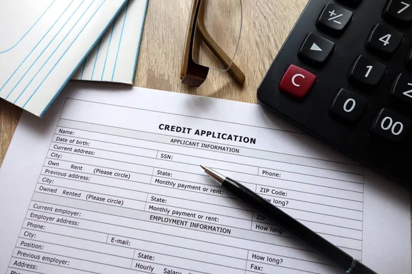 Formulario Solicitud Crédito Con Pluma Calculadora Gafas Escritorio — Foto de Stock