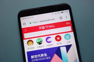 Konskie, Polonya - 25 Kasım 2018: Tmall Web sitesinde smartphone