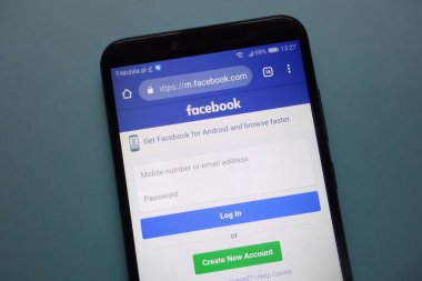 Konskie, Polonya - 25 Kasım 2018: Facebook web sitesinde smartphone