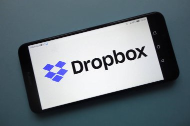 Konskie, Polonya - 25 Kasım 2018: Dropbox logo Smartphone cep telefonu ile