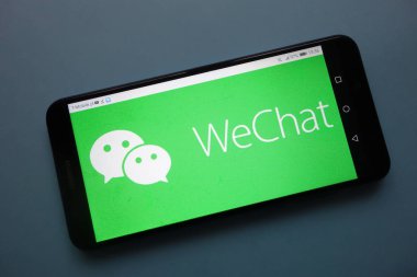 Konskie, Polonya - 25 Kasım 2018: smartphone üzerinde görüntülenen Wechat logosu