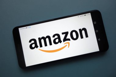 Konskie, Polonya - 25 Kasım 2018: smartphone üzerinde görüntülenen Amazon logosu