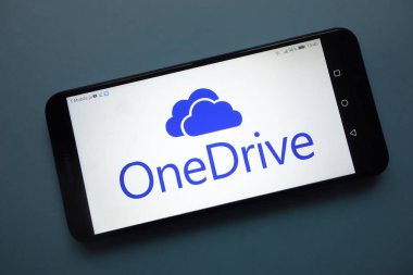 Konskie, Polonya - 25 Kasım 2018: smartphone üzerinde görüntülenen Onedrive logosu