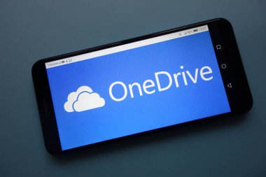 Konskie, Polonya - 25 Kasım 2018: smartphone üzerinde görüntülenen Onedrive logosu