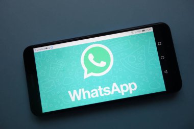 Konskie, Polonya - 25 Kasım 2018: smartphone üzerinde görüntülenen Whatsapp Messenger logosu