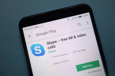 Konskie, Polonya - 25 Kasım 2018: Skype uygulaması smartphone üzerinde görüntülenen Google oyun web sitesinde